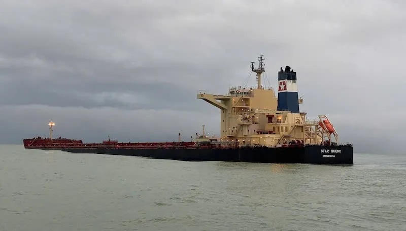 Tàu chở quặng Star Bueno mặc cạn ở Dung Quất. Ảnh: CV.