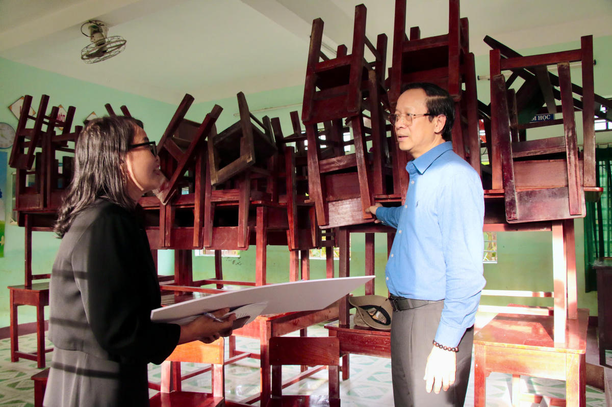 Thứ trưởng Thường trực Phạm Ngọc Thưởng kiểm tra khắc phục hậu quả cơn bão số 12 tại Trường Tiểu học Nguyễn Công Sáu.