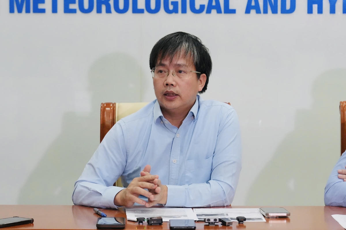 Ông Mai Văn Khiêm, Giám đốc Trung tâm Dự báo KTTV quốc gia thông tin với báo chí tại cuộc họp chiều tối ngày 4/11.