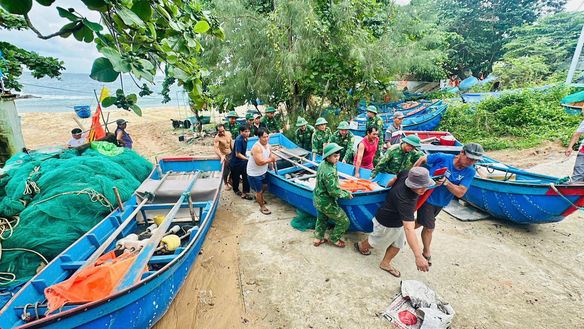 Đồn Biên phòng An Hải cử lực lượng giúp dân phòng chống bão số 13. Ảnh: Dân Quân.