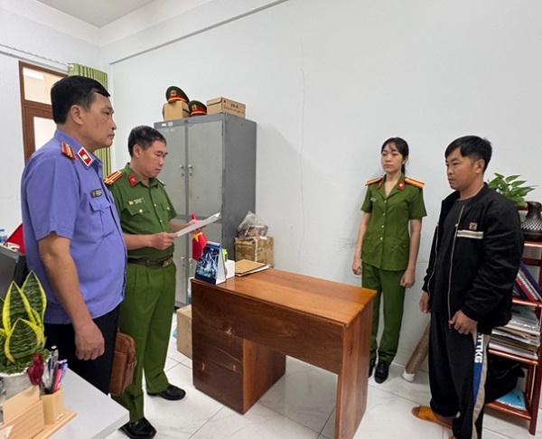 VKSND tỉnh Gia Lai đọc quyết định bắt&nbsp;à Nguyễn Văn Hạnh. Ảnh: VKSND tỉnh Gia Lai.