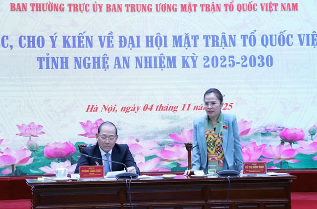 Bà Võ Thị Minh Sinh, Phó Bí thư Tỉnh ủy, Chủ tịch Ủy ban MTTQ Việt Nam tỉnh Nghệ An phát biểu tại cuộc làm việc