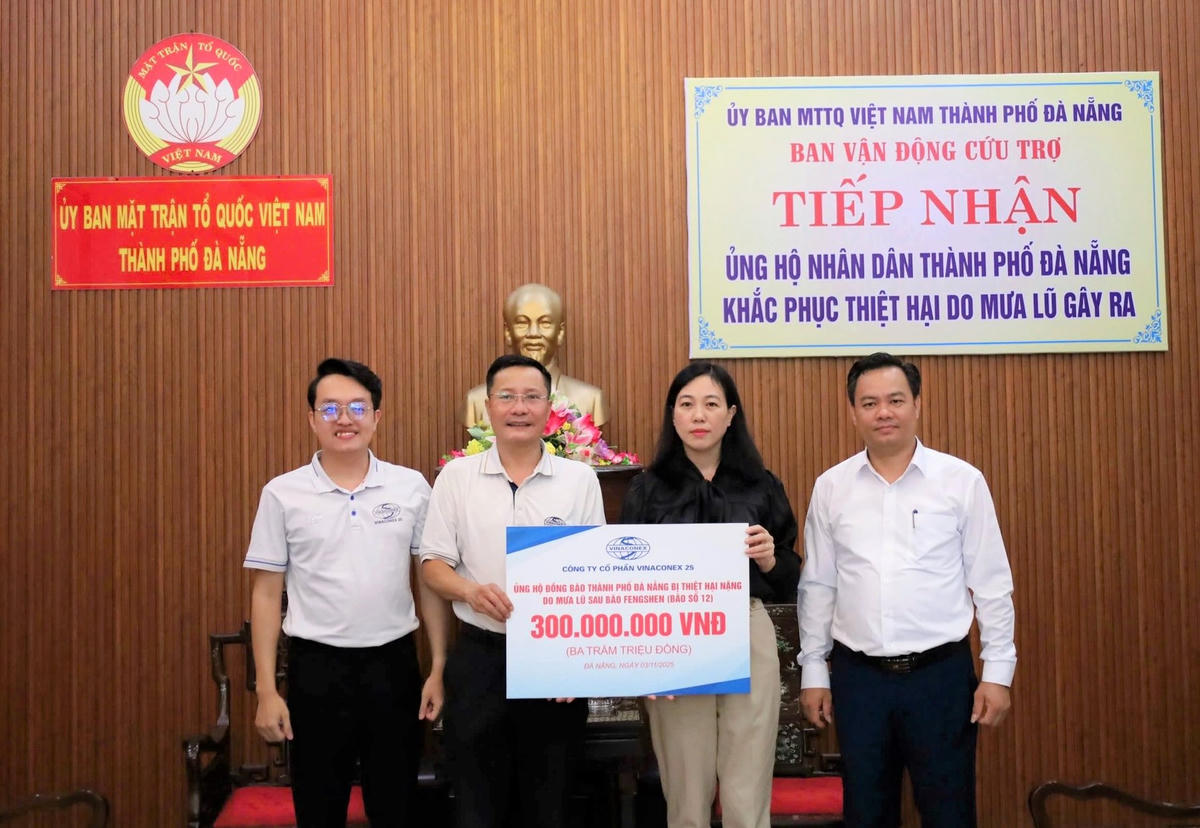 Bà Nguyễn Thị Thanh Phương, Phó Chủ tịch Ủy ban Mặt trận Tổ quốc Việt Nam TP Đà Nẵng tiếp nhận hỗ trợ cho người dân bị thiệt hại thiên tai. Ảnh: CV.