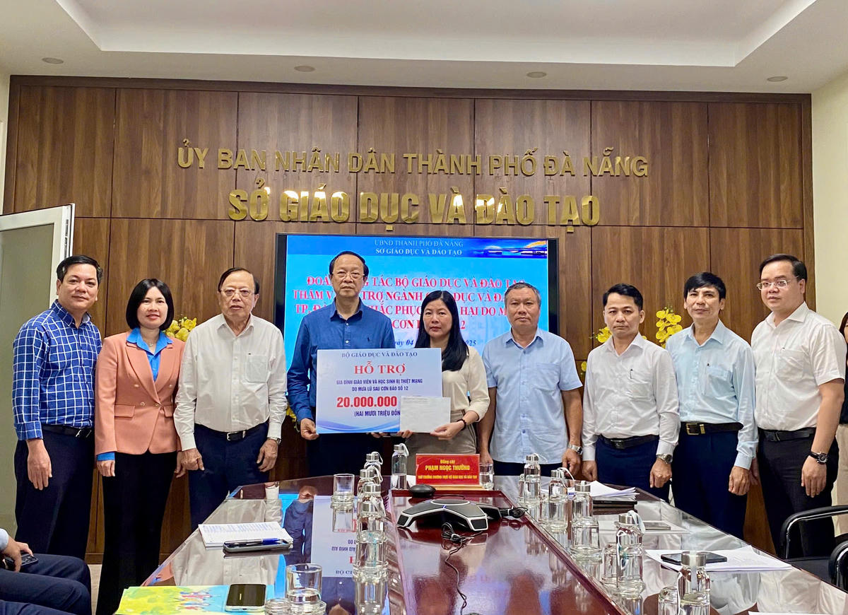 Thứ trưởng Thường trực Phạm Ngọc Thưởng trao hỗ trợ thăm hỏi gia đình có giáo viên, học sinh thiệt mạng do bão số 12.