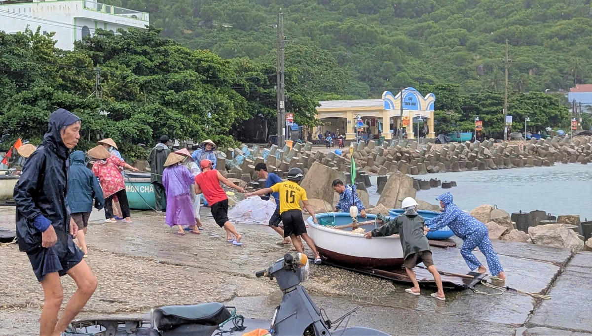 Ngư dân tỉnh Gia Lai khẩn trương đưa ghe thuyền lên bờ tránh bão số 13. Ảnh: CV.