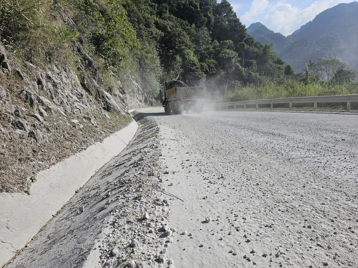 Điện Biên: Xe trọng tải lớn ngược xuôi, tiềm ẩn nhiều hệ lụy