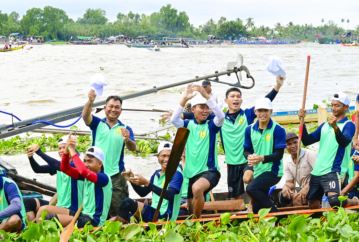 Các đội ghe ngo thi đấu xong thể hiện tinh thần thể thao cao thượng khi liên tiếp hò reo, cổ vũ đội bạn thi đấu. Ảnh Nguyễn Minh.