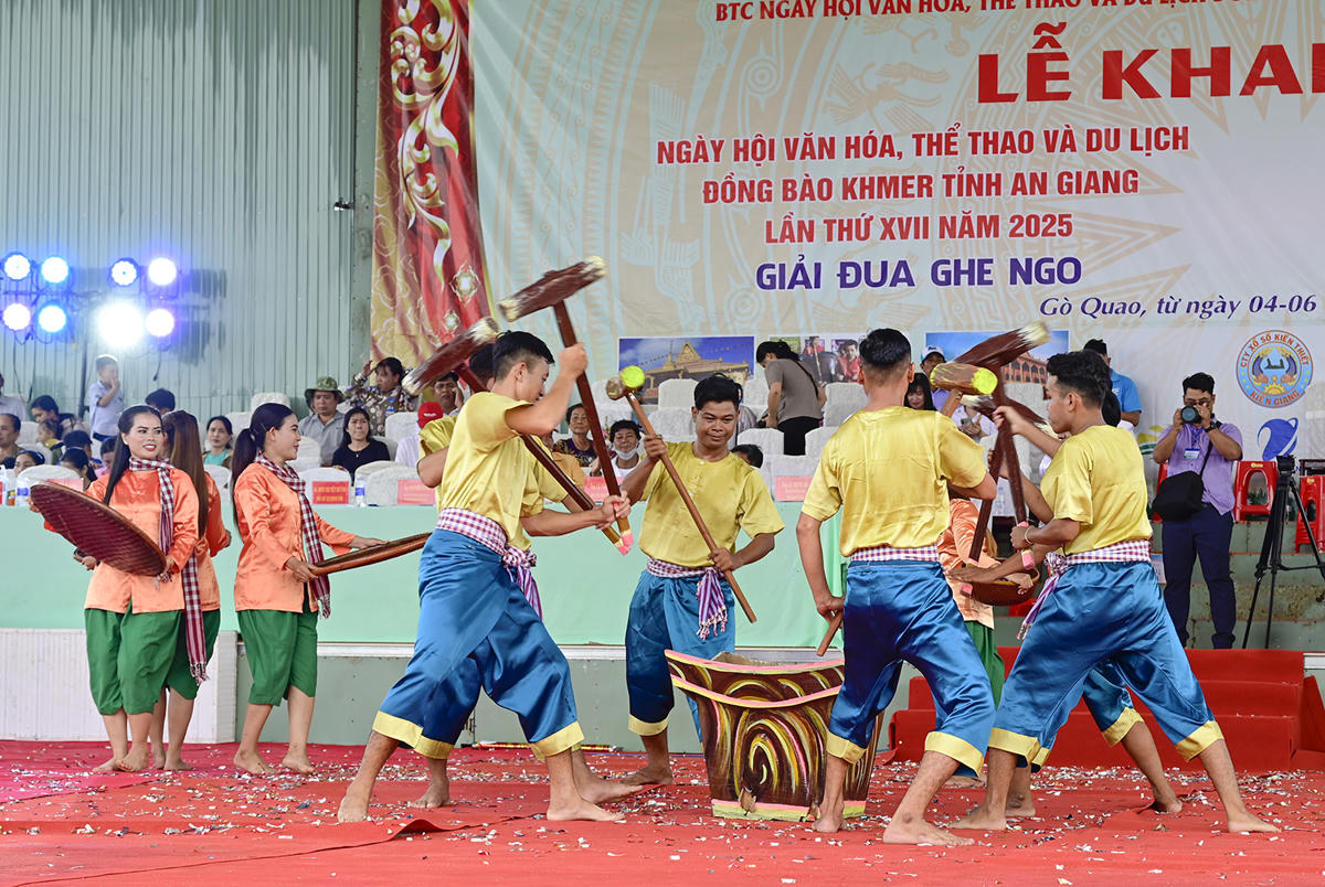 Biểu diễn múa truyền thống Khmer tại ngày hội. Ảnh Nguyễn Minh. 