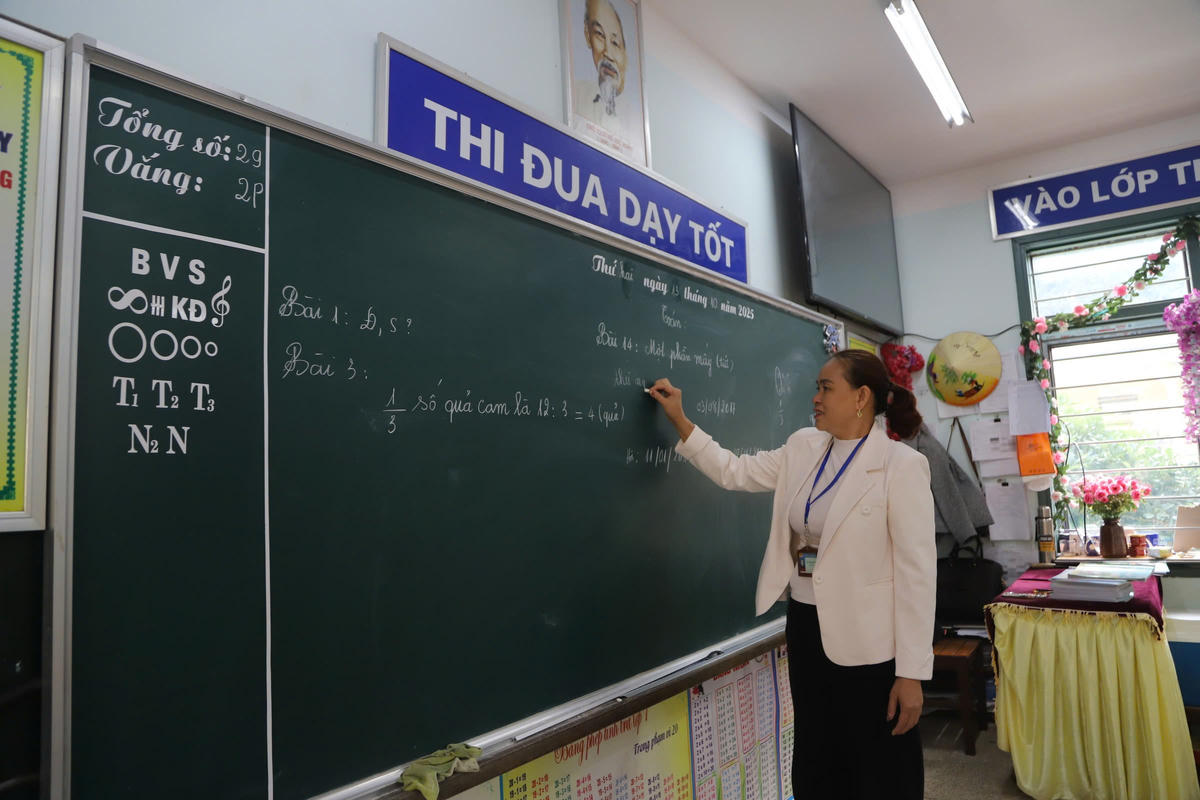 Giáo viên Trường Phổ thông dân tộc bán trú Tiểu học-THCS Sà Phìn (Tuyên Quang).