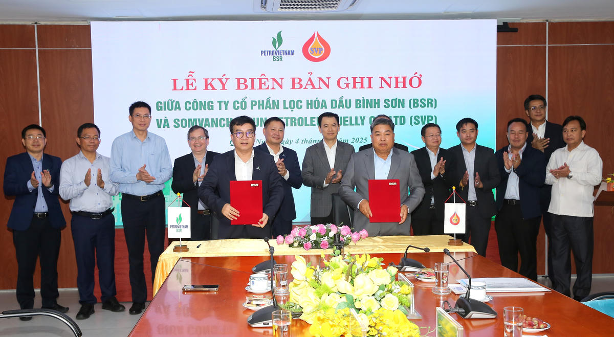 Ông Nguyễn Việt Thắng - Tổng Giám đốc BSR và ông Angtaen Saysomphone - Tổng Giám đốc Công ty Somvanchaleun Petroleum Jelly ký Biên bản ghi nhớ hợp tác