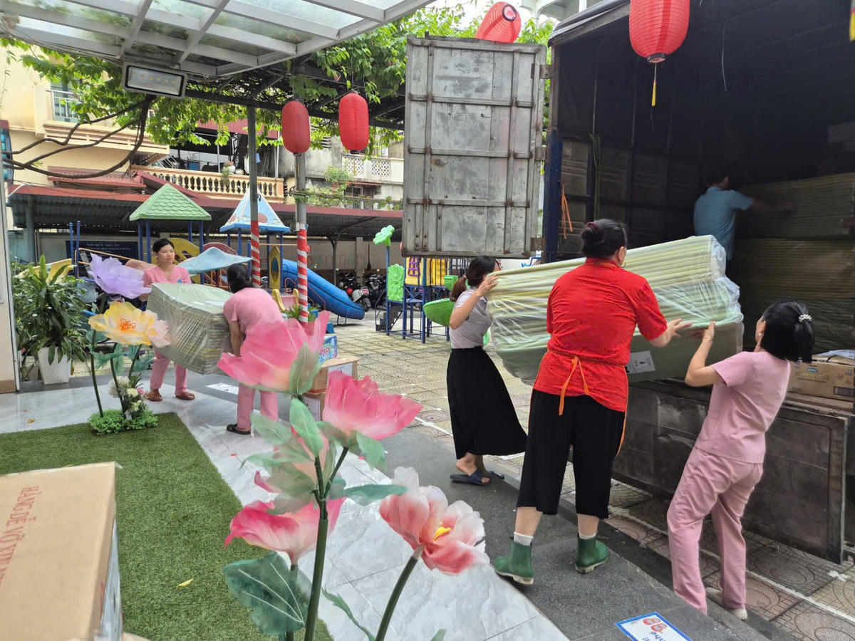 Các giáo viên chuẩn bị những phần quà nhỏ gửi đến học sinh vùng lũ.&nbsp;