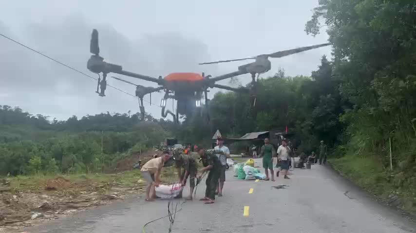 Lực lượng bộ đội sử dụng drone để vận chuyển hàng cứu trợ đến với bà con vùng cô lập. Ảnh: CV.