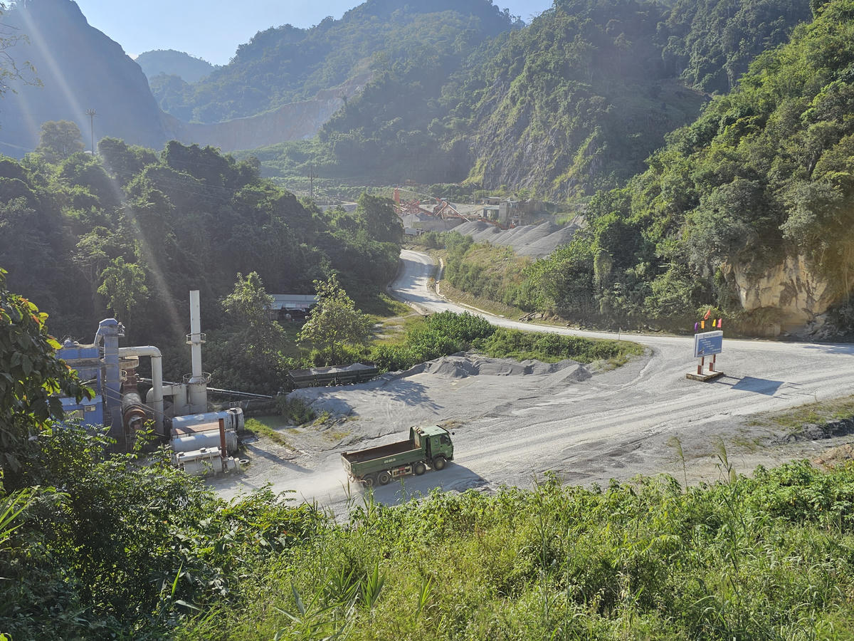 Một số xe tải xuất phát từ mỏ đá Tây Trang đi nơi khác. Ảnh: T.H