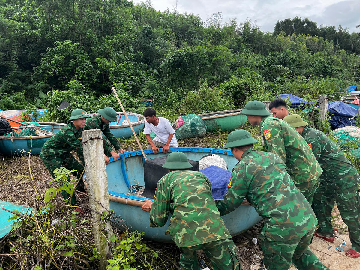 Nhiều ghe thuyền của ngư dân Quảng Ngãi được đưa lên bờ an toàn.