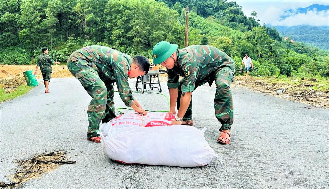 Lực lượng bộ đội đang sử dụng drone để vận chuyển hàng cứu trợ. Ảnh: CV.
