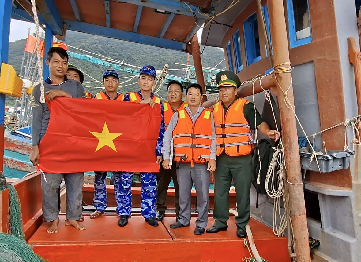 Cảnh sát biển tặng cờ Tổ quốc cho ngư dân Đặc khu Côn Đảo. Ảnh: Đức Định.