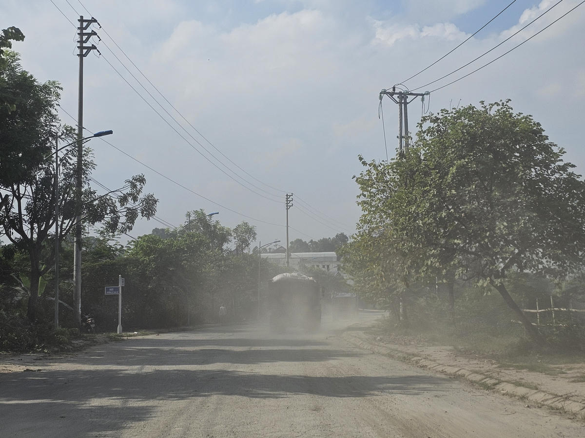 Xe trọng tải lớn ngược xuôi ở một số xã, phường ở trung tâm tỉnh Điện Biên. Ảnh: T. H.