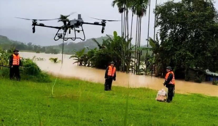 Lực lượng chức năng sử dụng&nbsp;drone tiếp tế lương thực cho bà con vùng cô lập. Ảnh minh họa.