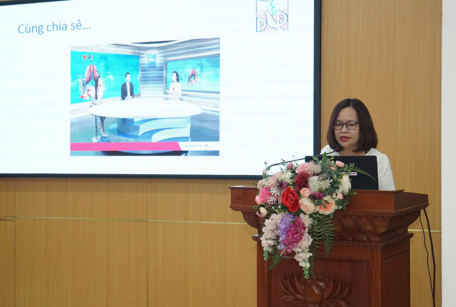 Cô Đào Thị Cúc - Phó Hiệu trưởng Trường THCS Đống Đa (TP Hà Nội) phát biểu.