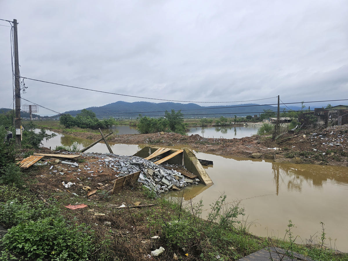 Cầu Lò Gạch hiện chỉ còn 1 mố cầu. Ảnh: Quốc Thanh.