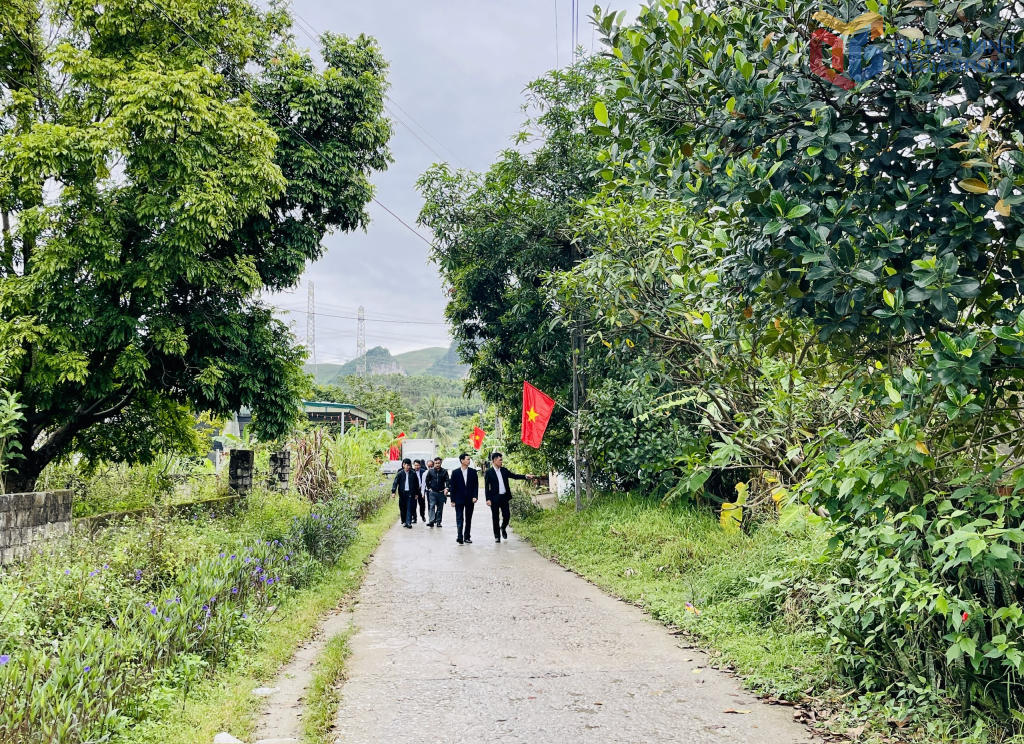 Triển khai chiến dịch, tuyến đường đi qua Nhà văn hóa thôn Làng xã Thống Nhất nhỏ hẹp, mặt đường rộng khoảng 3m sẽ được nâng cấp, mở rộng lên 8m. Ảnh: QMG. 