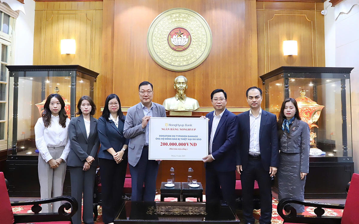 Ông Cao Xuân Thạo tiếp nhận ủng hộ từ Ngân hàng Nonghyup. Ảnh: Minh Hiển.