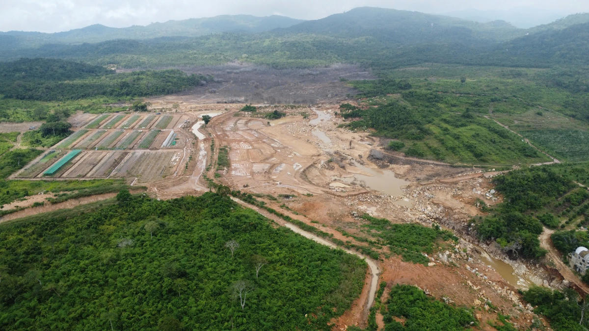 Toàn cảnh vụ vỡ hồ chứa nước trên núi ở xã Tuy Phong. Ảnh: TT.