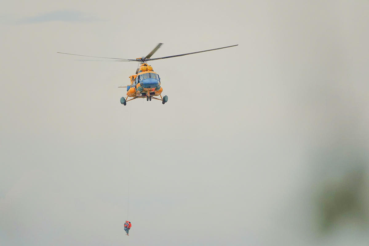 Trực thăng Mi-171 thực hiện bay treo vớt người thật từ mặt biển lên máy bay. Ảnh Nguyễn Minh.