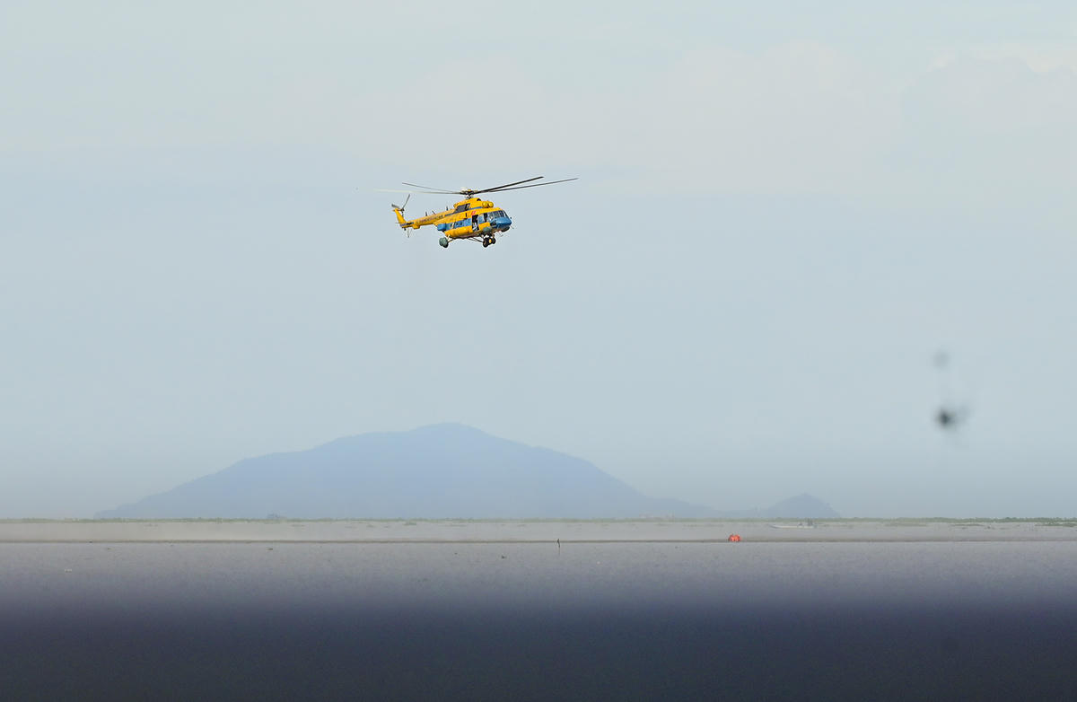 Đợt huấn luyện nhằm giúp các tổ bay nắm vững phương pháp, thuần thục kỹ năng bay treo cấp cứu trên biển, đánh giá kết quả huấn luyện ứng dụng chiến đấu, năng lực tổ chức, chỉ huy và bảo đảm bay. Ảnh Nguyễn Minh.