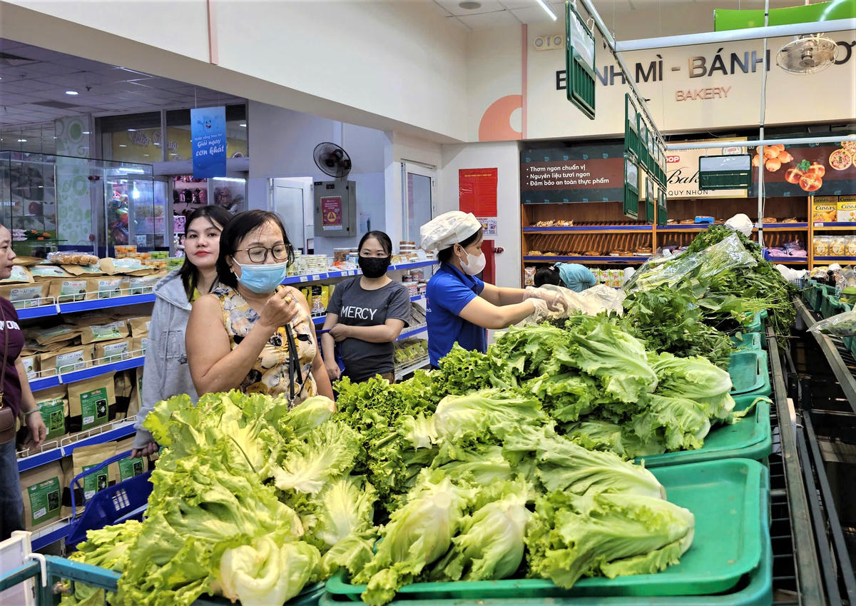 Nhiều dân phường Quy Nhơn lựa chọn mua rau xanh. Ảnh: CV.