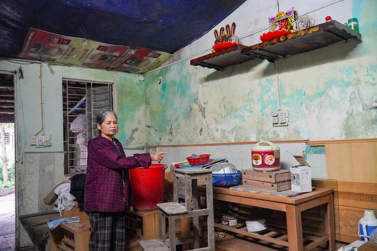 Tường vách bong tróc, mưa cứ lên lại ngập nên bà Đính phải kê đồ đạc lên trên cao. Ảnh: Đình Minh