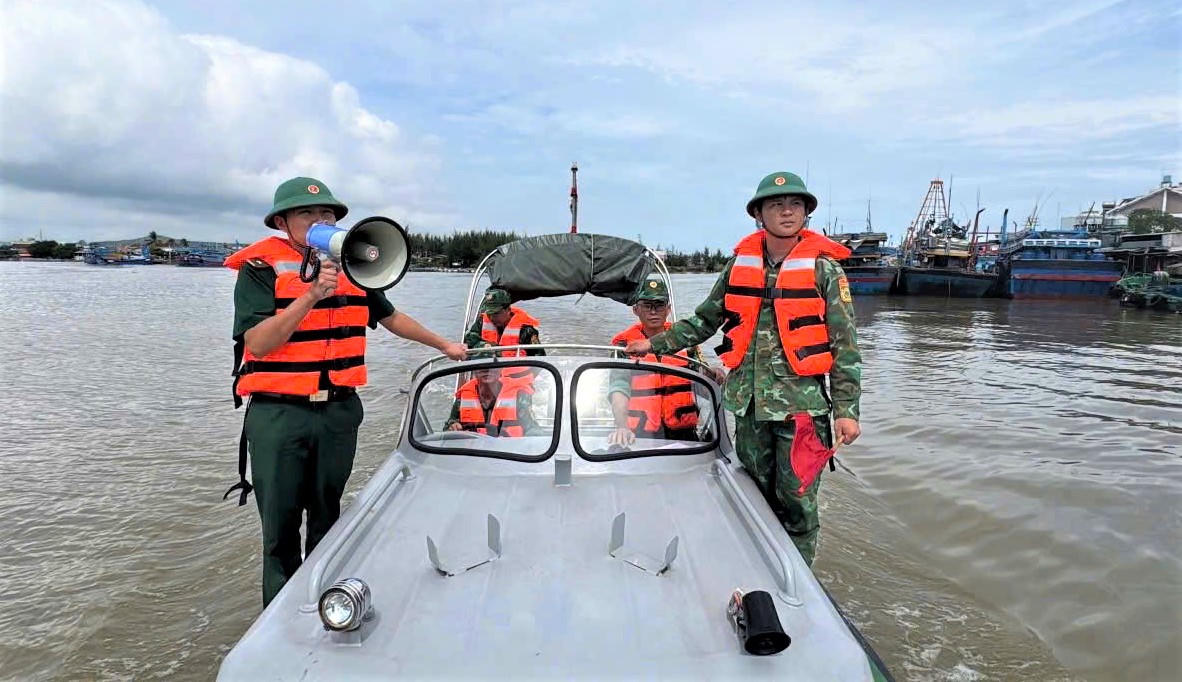 Lực lượng Bộ đội biên phòng tỉnh Quảng Ngãi kêu gọi tàu thuyền vào trú bão số 13. Ảnh: Ảnh: CV.
