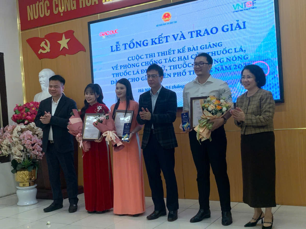 Các tác giả đạt giải Nhất cuộc thi.