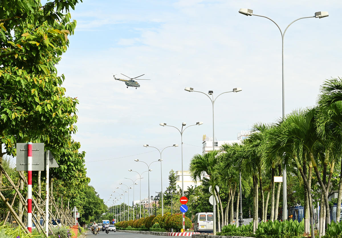 Máy bay còn đi qua một số đoạn đường nội ô phường Rạch Giá. Ảnh Nguyễn Minh.