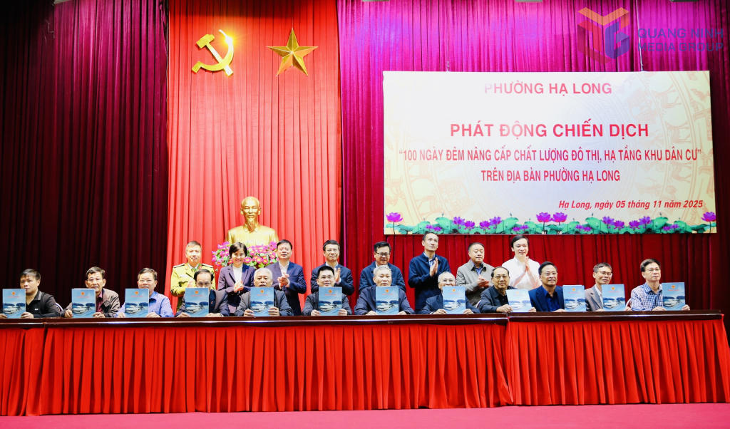 Đại diện các khu phố trên địa bàn phường Hạ Long, tỉnh Quảng Ninh ký cam kết thực hiện Chiến dịch “100 ngày đêm nâng cấp chất lượng đô thị, hạ tầng khu dân cư”. Ảnh: QMG. 