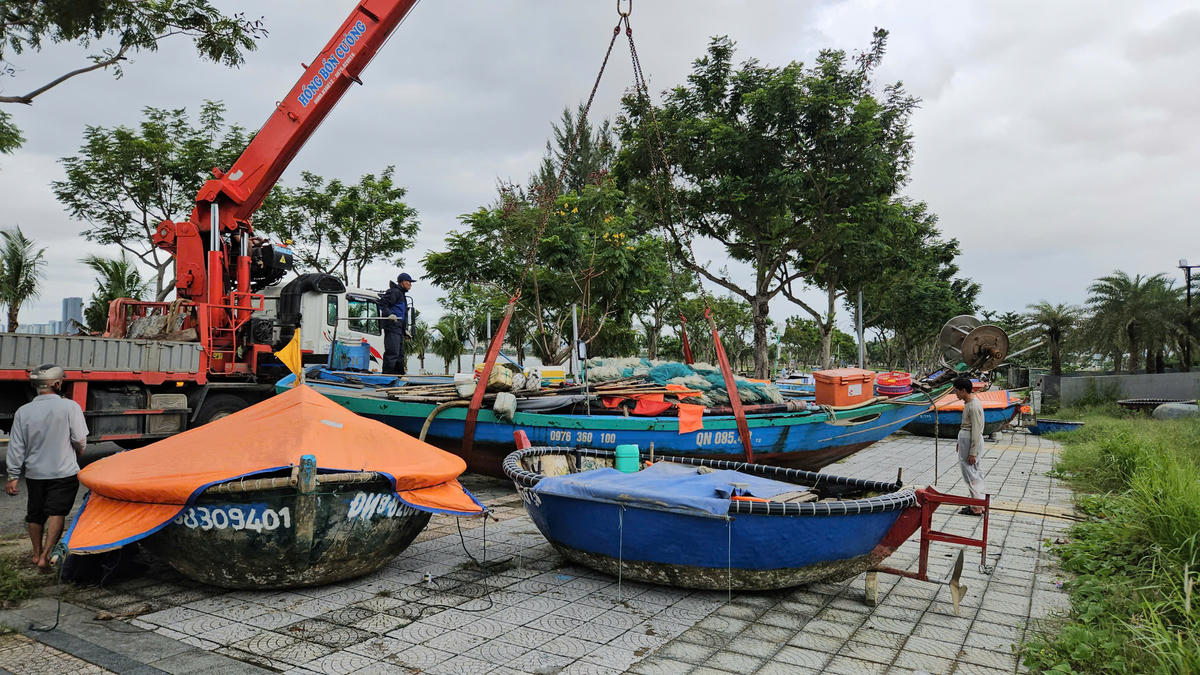 Các phương tiện được đưa lên bờ. Ảnh: Nguyễn Tú.