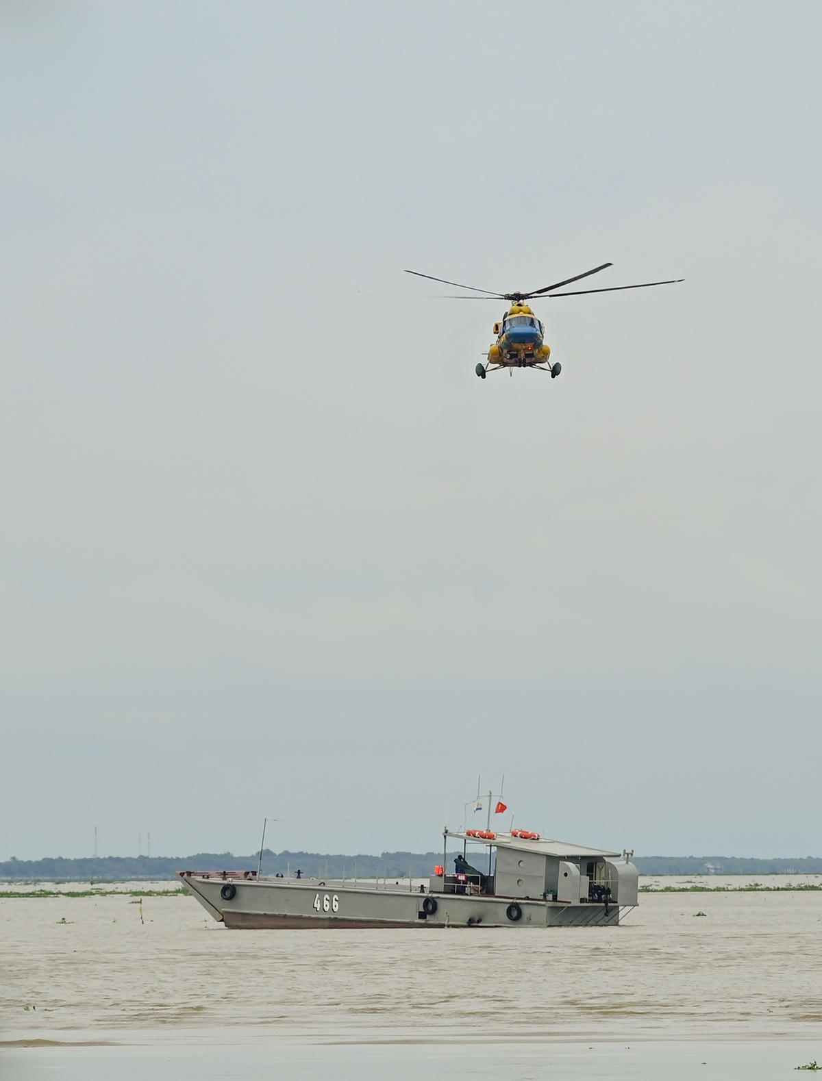 Các tổ bay hoàn thành tốt nhiệm vụ, bảo đảm an toàn tuyệt đối người và phương tiện. Ảnh Nguyễn Minh.