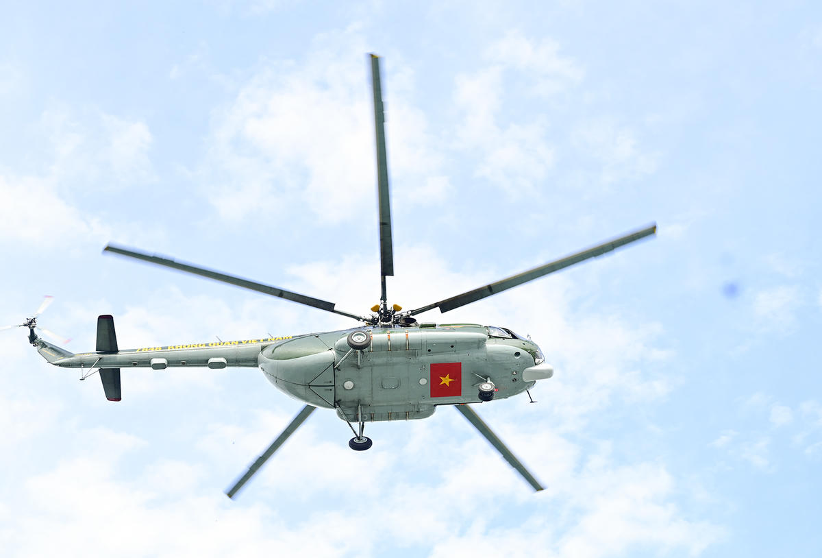 Cờ Tổ quốc thiêng liêng dưới bụng trực thăng Mi-171. Ảnh Nguyễn Minh.