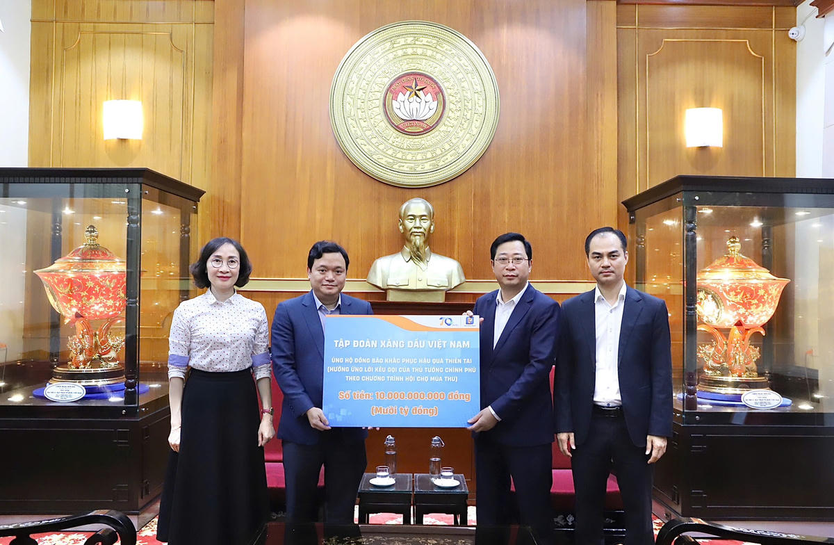 Ông Cao Xuân Thạo, Trưởng Ban Công tác xã hội Cơ quan UBTƯ MTTQ Việt Nam tiếp nhận ủng hộ từ Tập đoàn Xăng dầu Việt Nam. Ảnh: Minh Hiển.