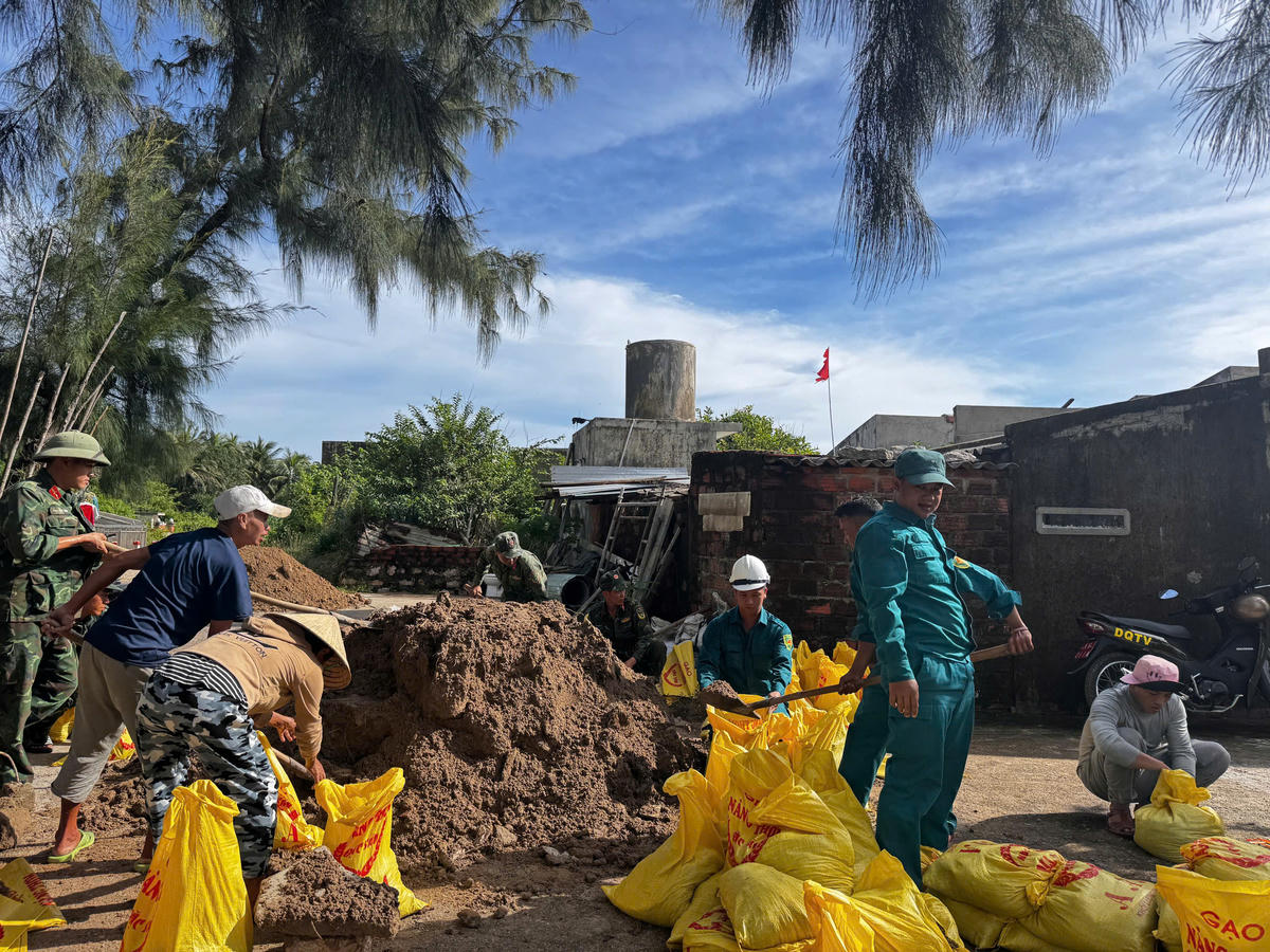 Người dân Gia Lai xúc đất chằng chống nhà cửa. Ảnh:&nbsp; CV.