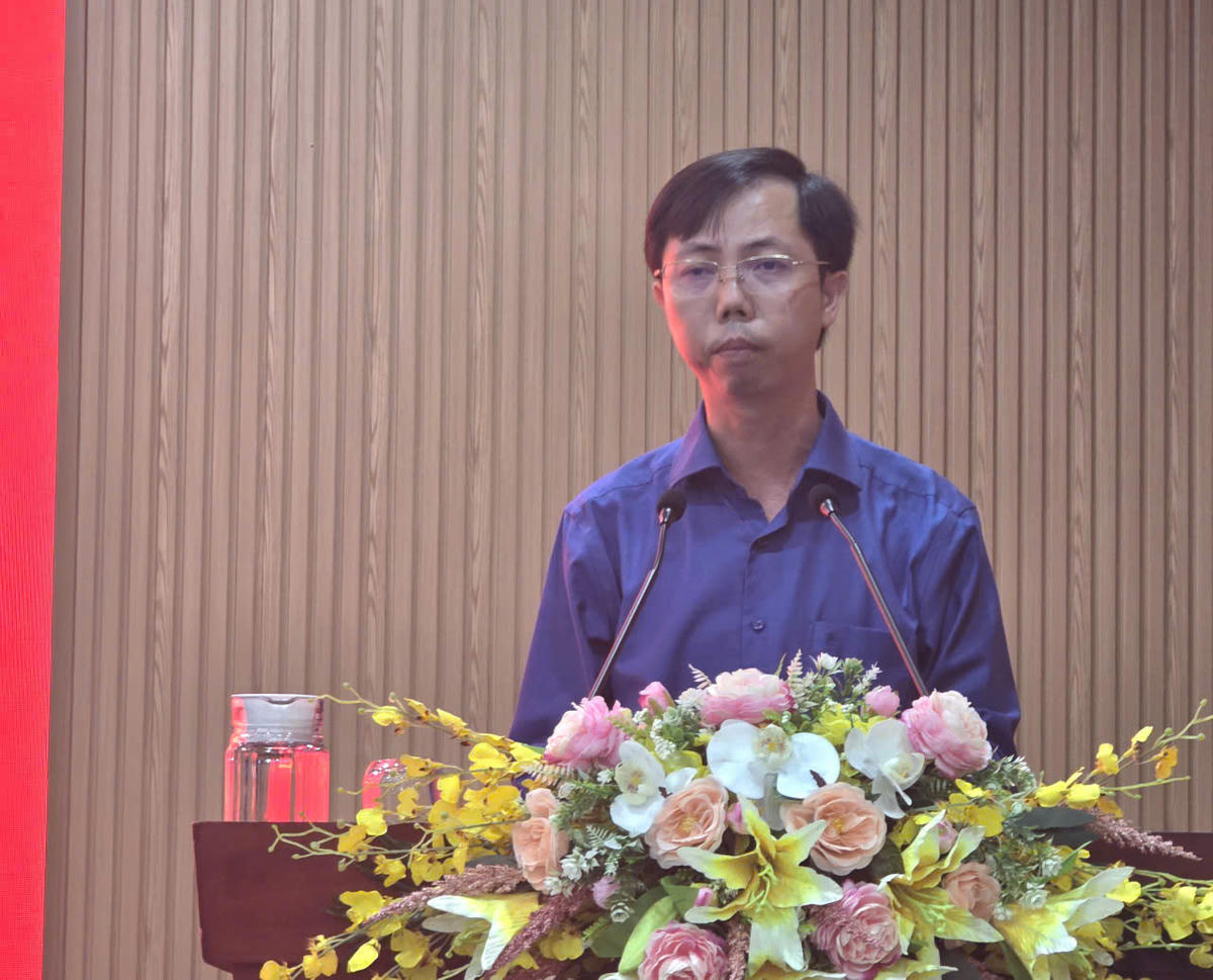 Phó Giám đốc Sở Văn hóa, Thể thao và Du lịch Cà Mau Lý Vĩ Triều Dương thông tin về sự&nbsp; kiện Ngày hội Cua Cà Mau – Lần thứ II năm 2025. Ảnh: Nguyên Du