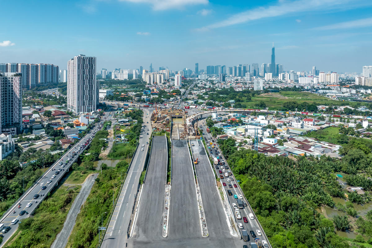 Theo đó, tuyến đường được xem là trục giao thông huyết mạch chiến lược, định hình lại toàn bộ mạng lưới giao thông cửa ngõ phía Đông TP Hồ Chí Minh, góp phần giải quyết ùn tắc kéo dài – đặc biệt tại nút giao An Phú. Cụ thể, đoạn đường này sẽ chia lửa giao thông, giảm tải đáng kể lưu lượng xe cho nút giao An Phú bằng cách tạo hành lang kết nối thông suốt từ cao tốc TP Hồ Chí Minh - Long Thành - Dầu Giây qua các trục Võ Chí Công - Đỗ Xuân Hợp - Võ Nguyên Giáp - nút giao Cát Lái, giúp xe container và xe tải nặng không còn phải dồn về một điểm.