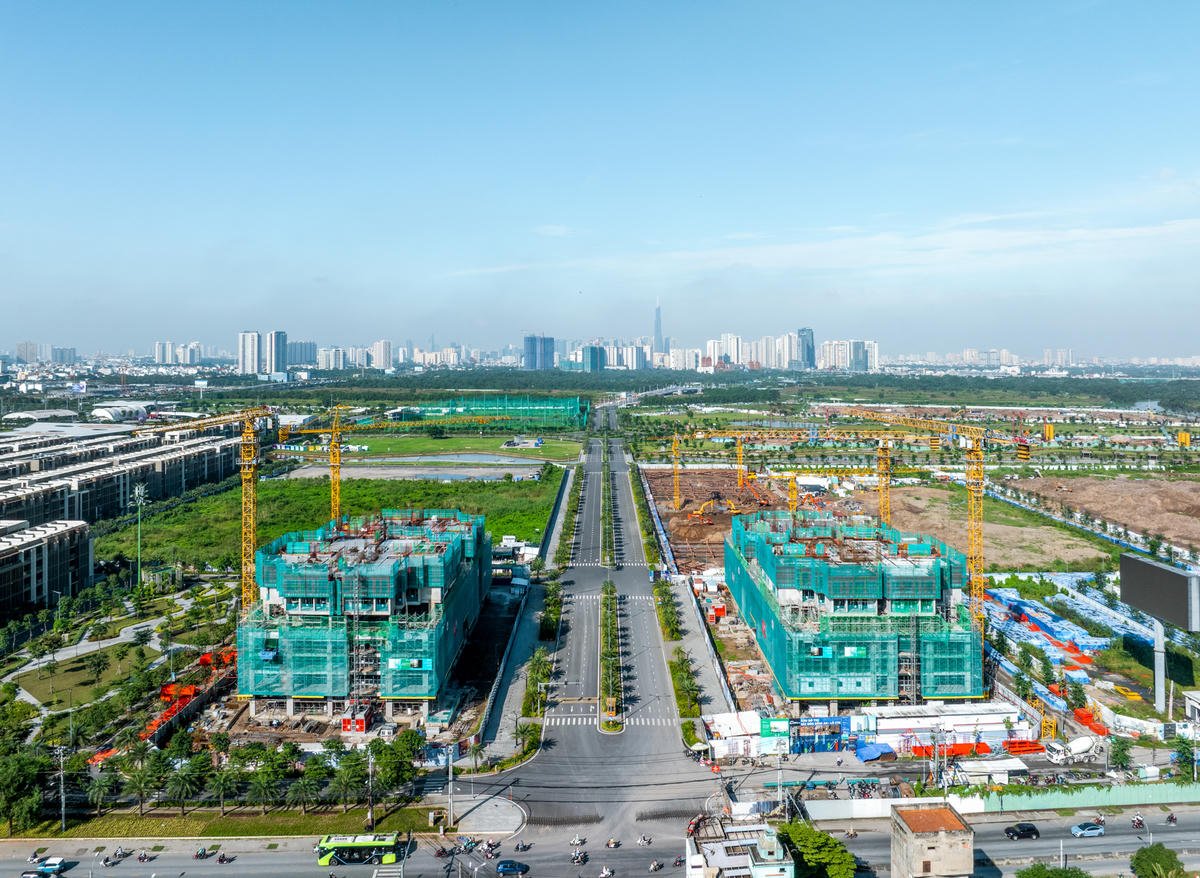 Vốn thiết kế với 6 làn xe theo quy chuẩn, tốc độ thiết kế 60 km/h, chịu được tải trọng trục đơn 10 tấn, lại nằm ở vị trí đắc địa ở cửa ngõ phía Đông TP Hồ Chí Minh, đường Liên Phường được kỳ vọng sẽ “giảm nhiệt” triệt để cho tình trạng giao thông căng thẳng trong khu vực – nơi từng được ví như “cái phễu” nghẽn xe mỗi ngày.