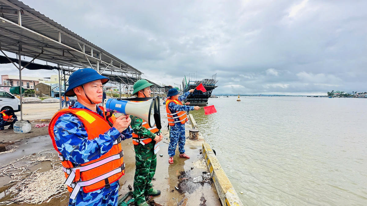Lực lượng Hải đoàn 21 kêu gọi tàu thuyền vào trú tránh bão số 13. Ảnh: CV.