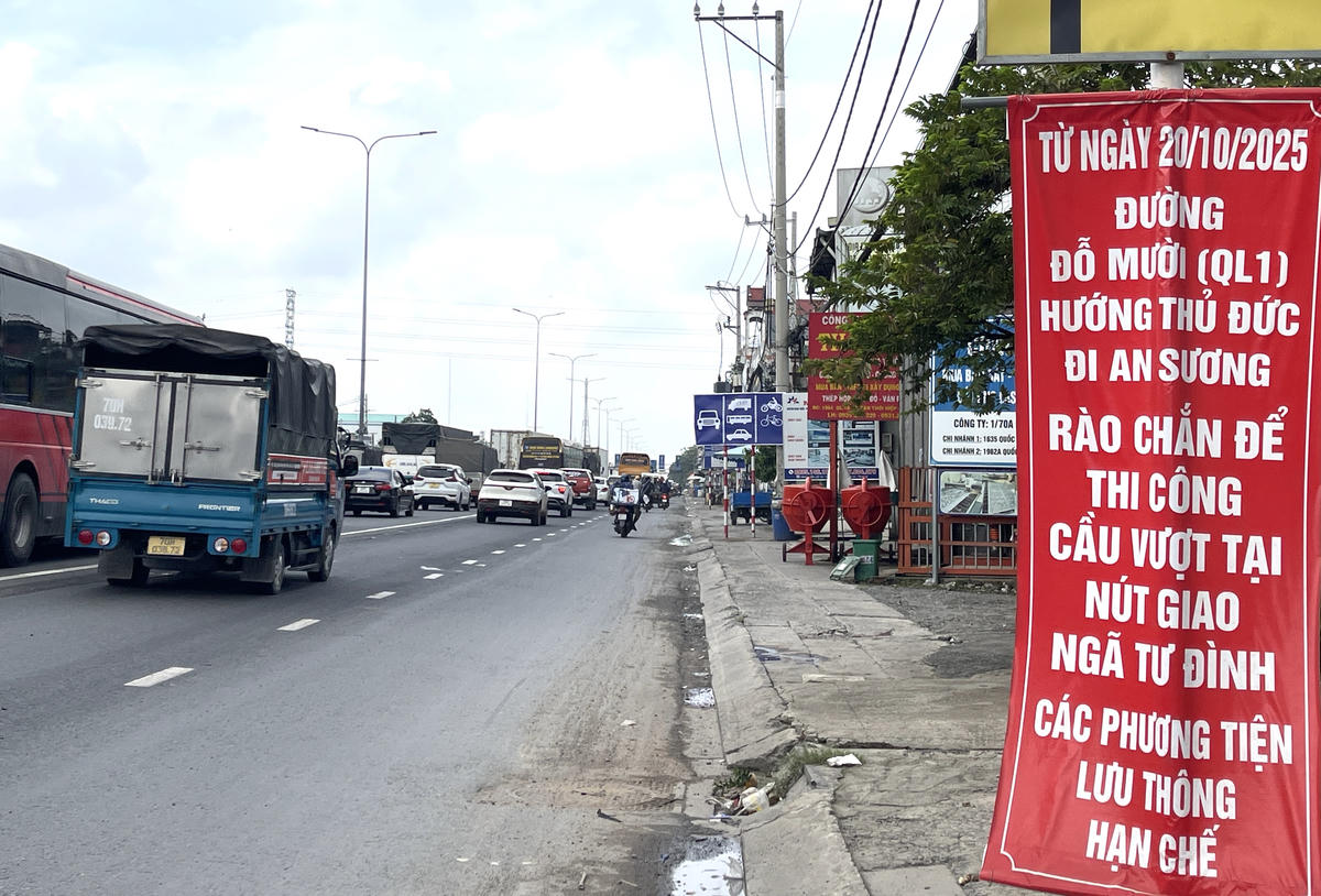 Ngoài thông báo trên các phương tiện thông tin, dọc quốc lộ và nhiều tuyến đường ở khu vực được thông báo nhằm hạn chế phương tiện. Ảnh: Đ.Xá.