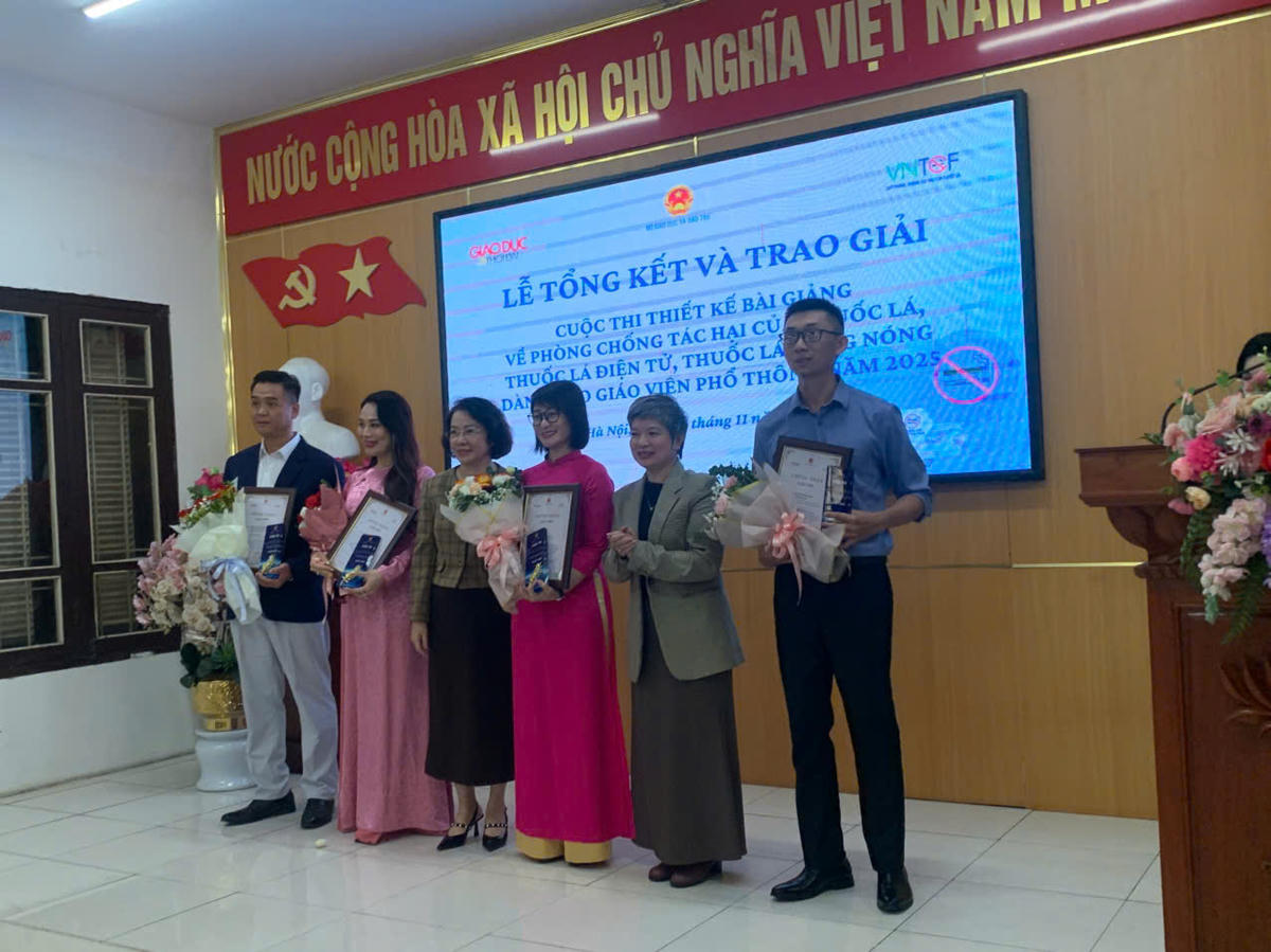 Các tác giả đạt giải Nhì cuộc thi.