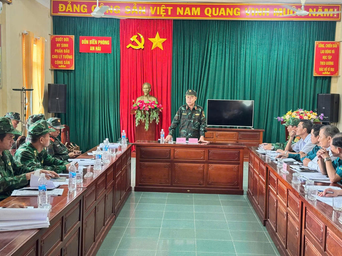 Thiếu tướng Nguyễn Quốc Hương, phát biểu tại buổi làm việc tại đồn biên phòng An Hải. (ảnh C.Đ)