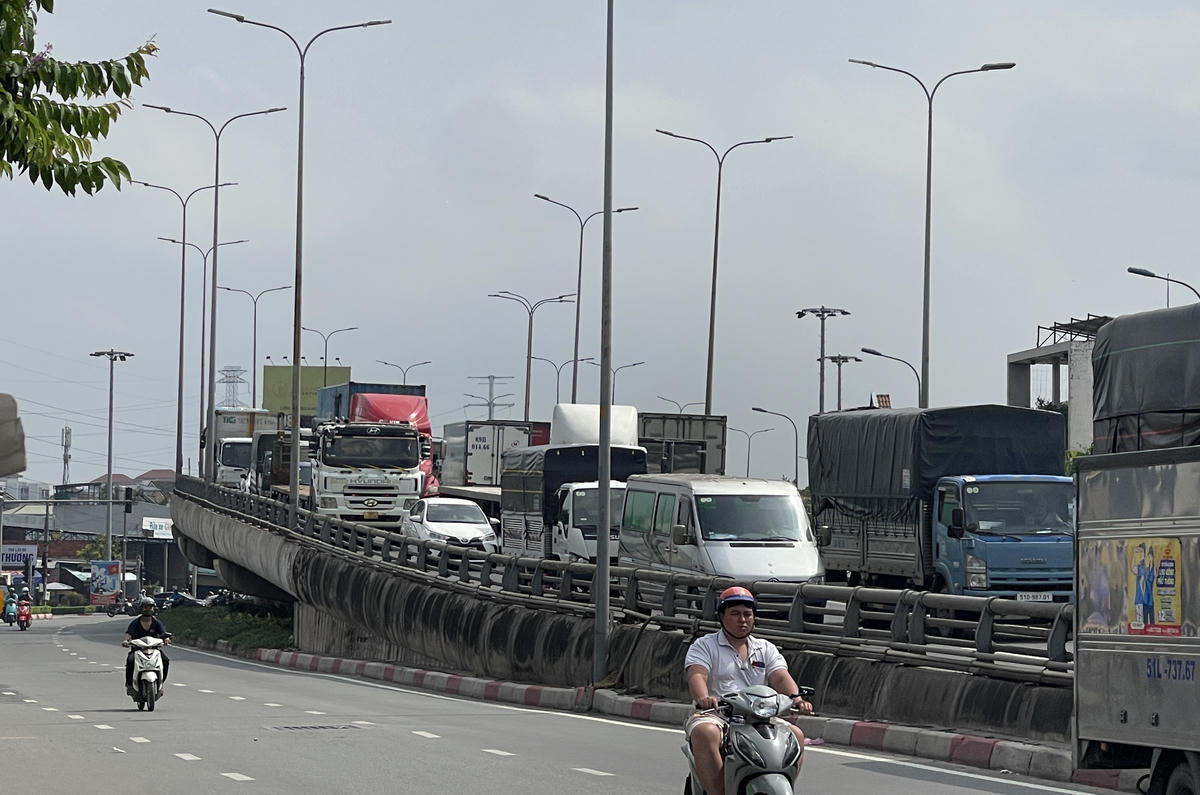 Dòng xe ô tô ùn ứ tại cầu vượt Tân Thới Nhất cách ngã tư Đình khoảng 1 cây số. Ảnh: Đ.Xá.