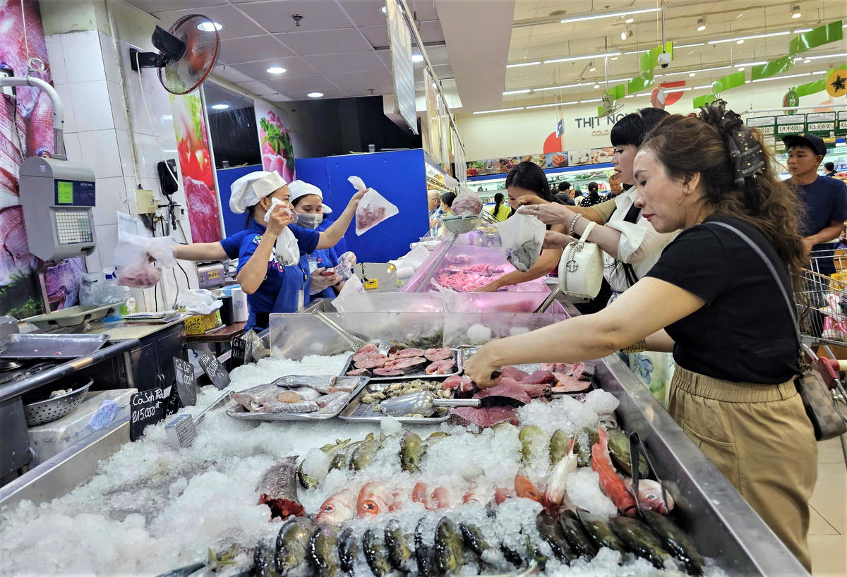 Nhiều dân đến siêu thị&nbsp;Co.opmart mua thực phẩm dự trữ trong nhà phòng bão số 13. Ảnh: Đình Sang.