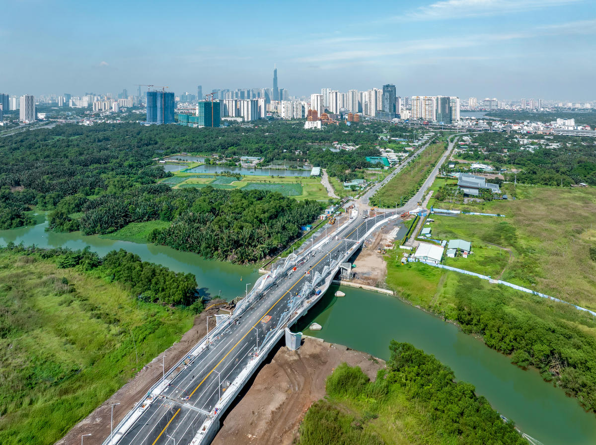 Bên cạnh đó, dự án cũng rút ngắn quãng đường khoảng 4km từ ngã ba Cát Lái đến nút giao Liên Phường - Đỗ Xuân Hợp, giúp người dân di chuyển an toàn hơn, nhanh hơn 10-15 phút/chuyến, tránh tuyến đường dẫn cao tốc đông đúc xe tải và container – nơi từng xảy ra hàng loạt vụ tai nạn do ùn ứ. Tuyến đường còn kết nối trực tiếp vào Khu liên hợp thể dục thể thao quốc gia Rạch Chiếc, nơi dự kiến sẽ được tái đầu tư, trở thành trung tâm tổ chức sự kiện thể thao, hội chợ, triển lãm mỗi năm.